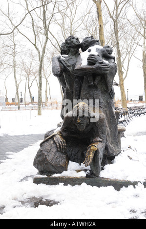 Une statue intitulée Les immigrants se tient en dehors de Castle Clinton Battery Park. Banque D'Images