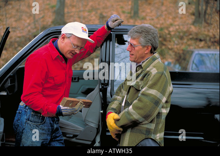 La rencontre d'hommes réparer le week-end au lac Sand l'âge de 55 ans . Wisconsin USA Cumberland Banque D'Images