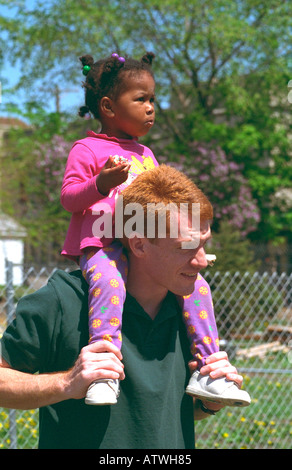 Père Blanc fille noire sur les épaules a l'âge de 28 ans et 3. Dans le coeur de la bête peut jour Festival Minneapolis Minnesota USA Banque D'Images