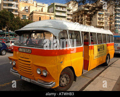 L'ancien style Bedford bus qui est le principal transport public l'île de Malte Banque D'Images