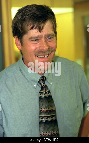 Bel homme de 35 ans souriant chaleureusement. Redwood Falls Minnesota USA Banque D'Images