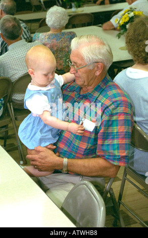 Grand-père et petite-fille de 70 ans holding 2. Redwood Falls Minnesota USA Banque D'Images