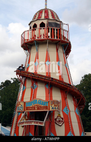 Girl glisse vers le bas l'Helter Skelter au St Giles Oxford juste Banque D'Images