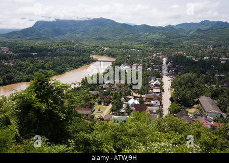 Vue sur la ville de Luang Prabang, et de la rivière Nam Khan (affluent du Mékong) depuis le mont Phu Si. Luang Prabang, Laos. Banque D'Images