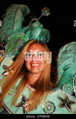 Close up portrait of smiling carnival dancer dame en costume vert, Rio de Janeiro, Brésil, Amérique du Sud Banque D'Images