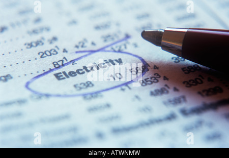 Close up of partager : annonces sur les pages de journal avec la position d'électricité encerclé et pen Banque D'Images