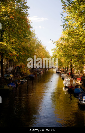 Journée d'automne à Amsterdam, Pays-Bas donnant sur un canal avec doublure de péniches du canal Banque D'Images