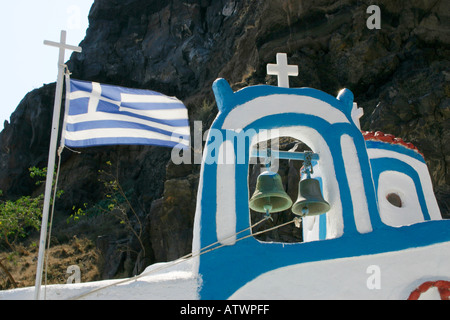 Bell Tower sur une petite église grecque, Santorin. Banque D'Images