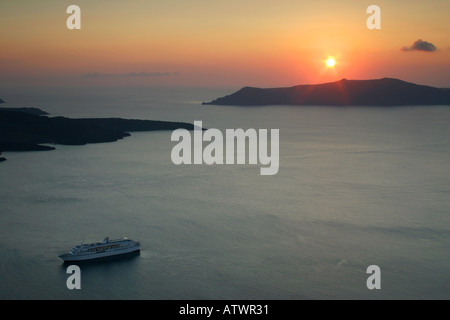 Coucher de soleil sur la caldeira, vu de Fira, Santorini. Banque D'Images