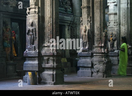 Les fidèles à l'intérieur de Sri Meenakshi Temple , Madurai , Tamil Nadu , Inde du Sud Banque D'Images