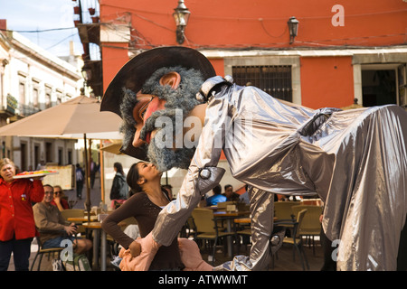 Mexique Guanajuato homme en costume de Don Quichotte bend à baiser jeune femme mexicaine sur la rue Banque D'Images