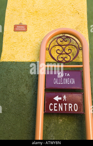 Mexique Guanajuato Street sign signe de la direction de la flèche sur la construction historique de marquage site du patrimoine mondial de l'enregistrement Banque D'Images