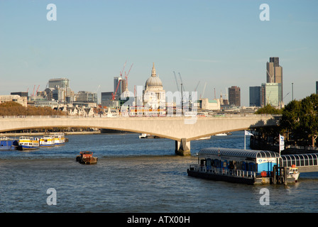 Vue sur le pont de Waterloo pour le centre financier de la ville de Londres avec la Cathédrale St Paul et la Tour de Londres 42 Natwest Banque D'Images