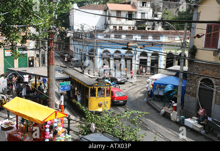 Les tramways traditionnels jaune sur la place principale de Santa Teresa, Rio de Janeiro, Brésil, Amérique du Sud, avec l'architecture colorée Banque D'Images