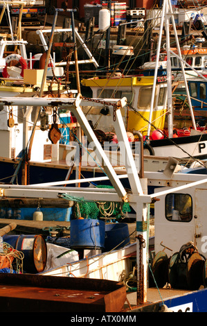 Un port plein de chalutiers de pêche traditionnels bateaux dans des coques peintes et des filets dans les ports havens portsmouth Banque D'Images