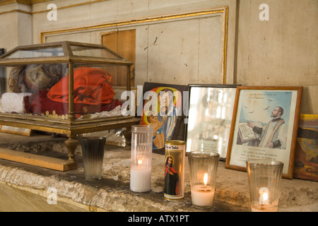 Mexique Valenciana tête de Jésus Christ en boîte de verre bougies offrant l'église de San Cayetano Banque D'Images