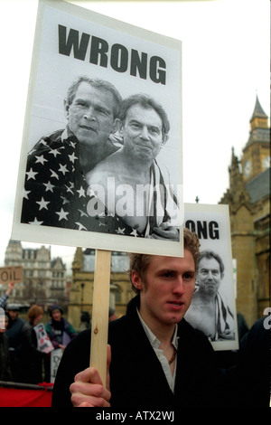 Des manifestants anti-guerre en attente de parlement Hall, Londres 24 janvier 2003. Banque D'Images