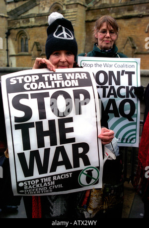 Des manifestants anti-guerre en attente de parlement Hall, Londres 24 janvier 2003. Banque D'Images