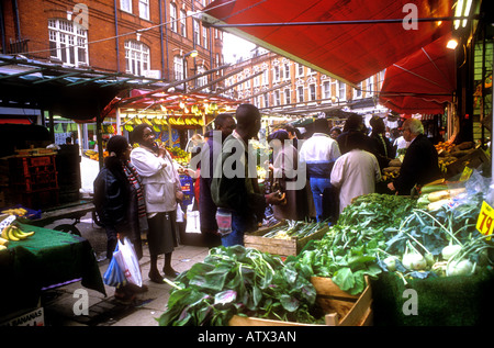 Marché de Brixton Electric Lane South London dispose d'un large éventail de groupes ethniques des Caraïbes et inhabituelle dans le secteur des fruits et légumes. Banque D'Images