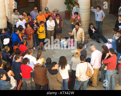 Mexique Guanajuato guide entouré par grand groupe de visiteurs de musée Alhondiga de Granaditas parler Banque D'Images