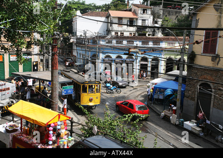 Les tramways traditionnels jaune sur la place principale de Santa Teresa, Rio de Janeiro, Brésil, Amérique du Sud, avec l'architecture colorée Banque D'Images