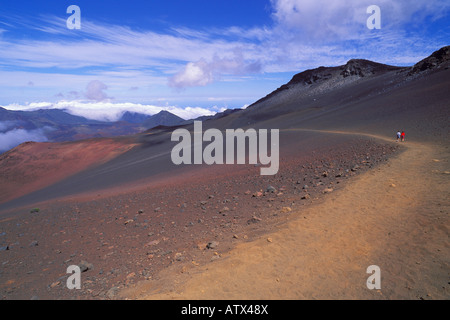 Les randonneurs de descendre dans le Cratère de Haleakala sentier glissant Sands Parc National de Haleakala île de Maui Hawaii Banque D'Images