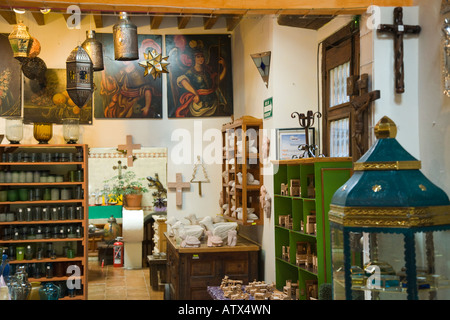 Mexique Guanajuato artisanat mexicain en vente dans une boutique de cadeaux et de poterie d'étain poinçonné ex hacienda de San Gabriel de Barrera Banque D'Images