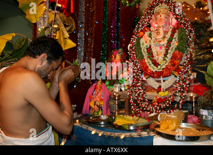 Prêtre à pooja effectue le dieu Ganesh Chaturthi Ganesh , , Inde Banque D'Images
