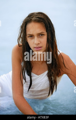 Portrait de jeune femme allongée dans l'eau, Jones Beach State Park, New York, USA Banque D'Images