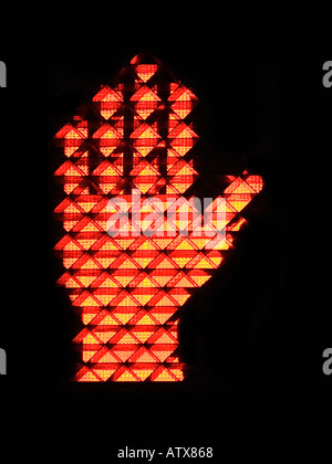 La vie toujours d'une main orange symbolisant une ne marche pas signer au coin de rue Banque D'Images