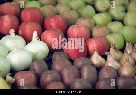 Fruits et légumes au marché des fermiers de plein air Banque D'Images