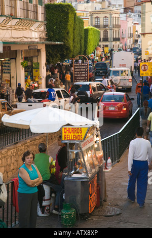 Mexique Guanajuato Mexique ville rue étroite occupée churros forfaits piétons circulation sur trottoir les magasins de détail et d'immeubles Banque D'Images