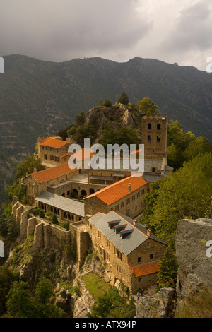 L'abbé de St Martin du Canigou (Abbaye de St Martin du Canigou, Pyrénées) près de Vernet les Bains France, beau paysage de montagne Banque D'Images