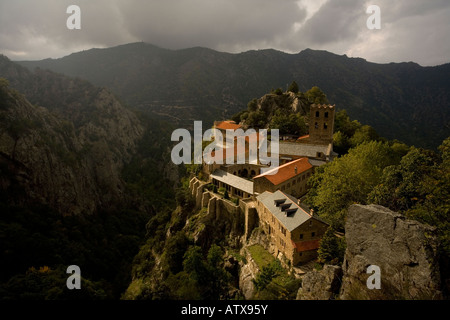 Abbe de St Martin du Canigou, (Abbaye de St Martin de Canigou), Pyrénées près de Vernet les bains France, magnifique paysage de montagne Banque D'Images