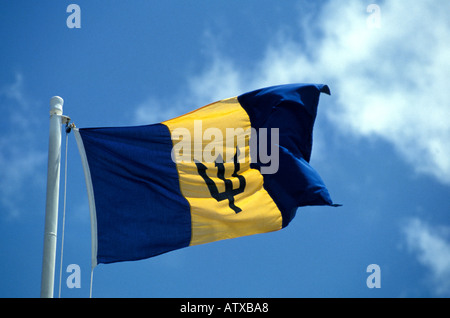 La Barbade Antilles symbole du drapeau national brise soufflant dans Ciel bleu Caraïbes Banque D'Images