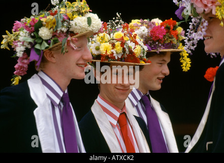 Eton College dans le Berkshire organise chaque année une quatrième de juin cérémonie où les garçons ligne vers le bas la Tamise le port de plaisance de paille Banque D'Images