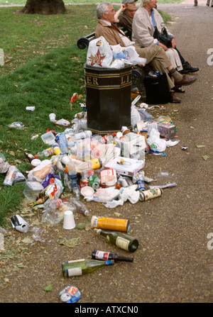 Une poubelle déborde de déchets dans Green Park, Londres Banque D'Images