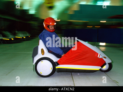 Sinclair C5 à trois roues électrique voiture conduite sur Appuyez sur jour Janvier 10,1985 at Alexandra Palace, Londres Banque D'Images