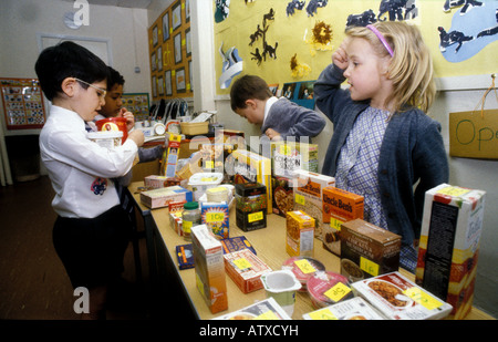 Les enfants de l'école primaire à l'acte des rôles dans shopping Banque D'Images