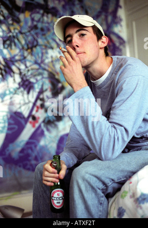 Adolescent fumer un spliff et boire de la bière. Banque D'Images