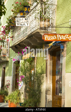 Mexique Guanajuato signe pour pizzeria de plantes en pot et des fleurs de fer forgé sur balcon store front Banque D'Images