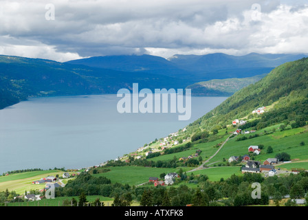 Petit village agricole norvégienne de Balestrand sur la rive du Innviksfjord dans le comté de Sogn og Fjordane, Norvège Banque D'Images