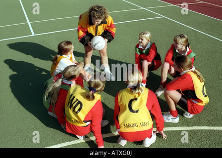 Les femmes jouant Panier netball dans une école secondaire