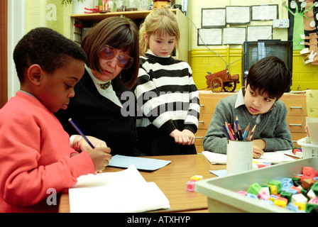 Femme institutrice travaillant avec un petit groupe d'étudiants Banque D'Images