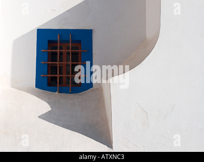 Fenêtre bleu sur mur blanc Ericeira Portugal Banque D'Images