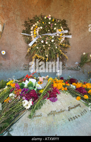 Mexique Dolores Hidalgo fleurs placées sur le mausolée de Jose Alfredo Jiminez célèbre chanteuse mariachi mexicain de titres de chansons Banque D'Images