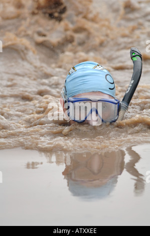 Concurrent dans le monde annuel Bog Snorkelling Championships, Llanwrtyd Wells, Powys, Wales, UK Europe Banque D'Images