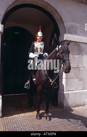 Horse Guard assis sur l'extérieur de Horse Guards Parade, Whitehall, Londres, Angleterre Banque D'Images