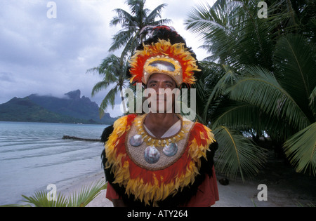 Prêtre de mariage du Pacifique Sud sur l'île de Bora Bora en costume traditionnel Banque D'Images