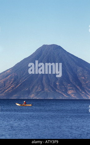 Pêcheur de Santiago Atitlan dans un canot sous l'imposant sommet du volcan San Pedro Lake Atitlan Solola Dept Guatemala Banque D'Images